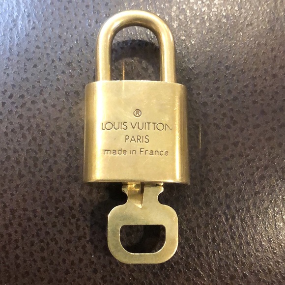 LV Louis Vuitton Lock & Key 303 - Picture 3 of 7